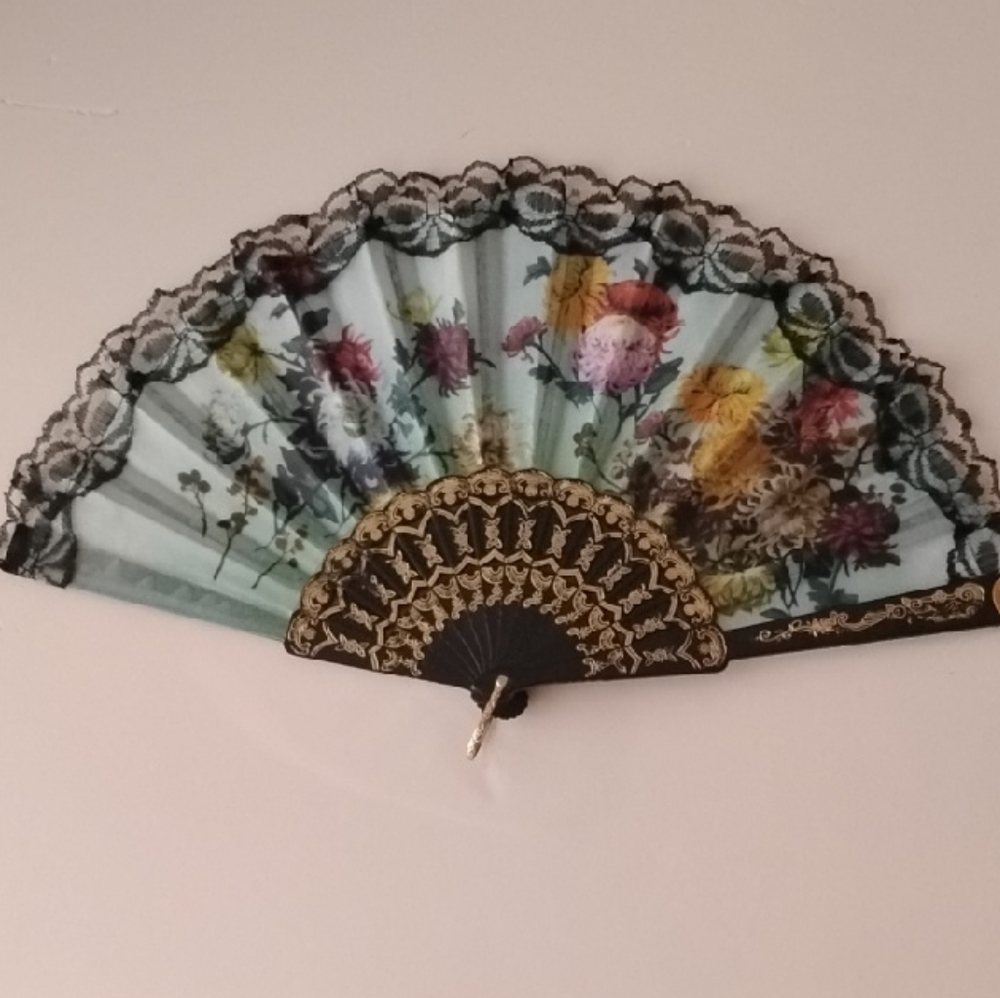 Affordable Fashion Finds Floral Lace Fan - Black and Gold
